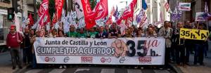Miles de empleados públicos se concentran frente a las sedes de la Junta en la Comunidad por las 35 horas