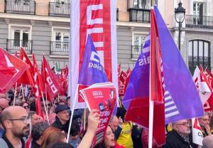 Más de un millar de personas exigen al Gobierno una subida salarial para las empleadas y empleados públicos