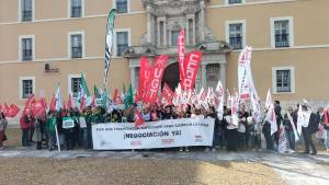 CCOO, CSIF, STECyL y UGT se concentran frente a la Consejería de Educación de la Junta en defensa de las universidades públicas