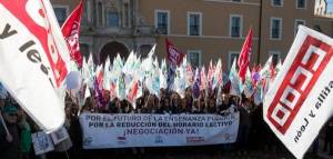 El profesorado no universitario se concentra ante Educación por una reducción horaria