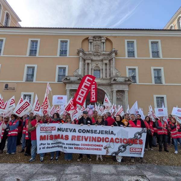 CCOO exige el desbloqueo de las negociaciones en educación con una concentración ante la Consejería