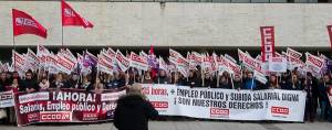 Más empleo, más salario y #35HorasYA, reivindicaciones del personal de la Junta en la concentración ante las Cortes