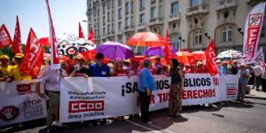 Cerca de mil delegadas y delegados de CCOO se concentran ante el Congreso para exigir un acuerdo en materia salarial y de derechos para el sector público
