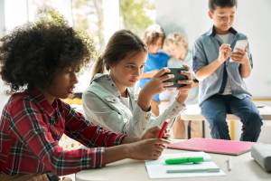 CCOO: son necesarias más medidas, además de prohibir los móviles en horario escolar, para afrontar un problema social que traspasa el ámbito educativo