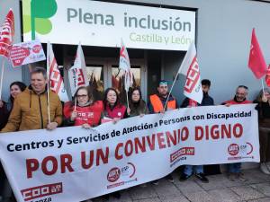 CCOO y UGT se concentran por el bloqueo de la negociación del convenio de atención a personas con discapacidad
