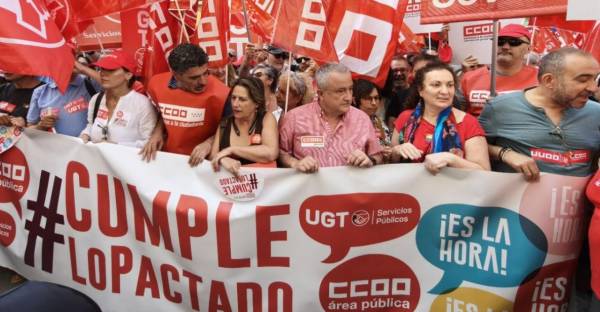 CCOO y UGT se concentran para exigir al Gobierno el cumplimiento íntegro de los acuerdos suscritos en la Función Pública