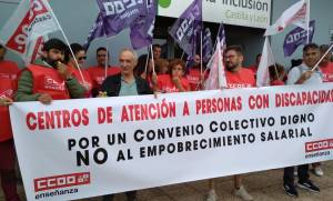 Delegados de CCOO se han concentrado por el bloqueo de la negociación del convenio de atención a las personas con discapacidad